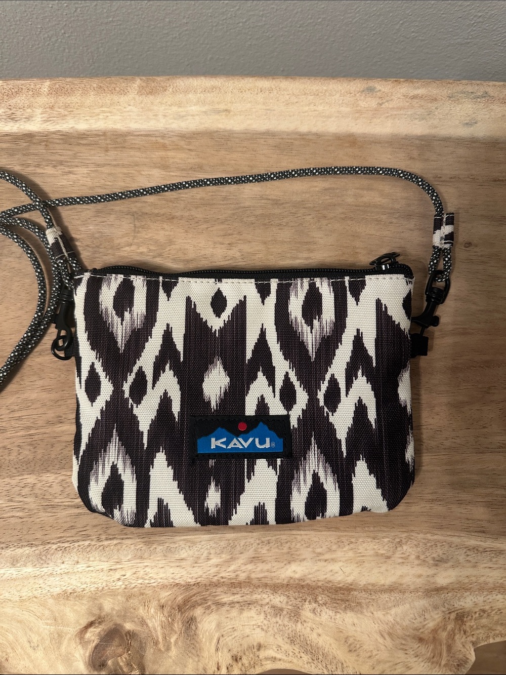 Kavu Black & White Rernose Crossbody Pouch